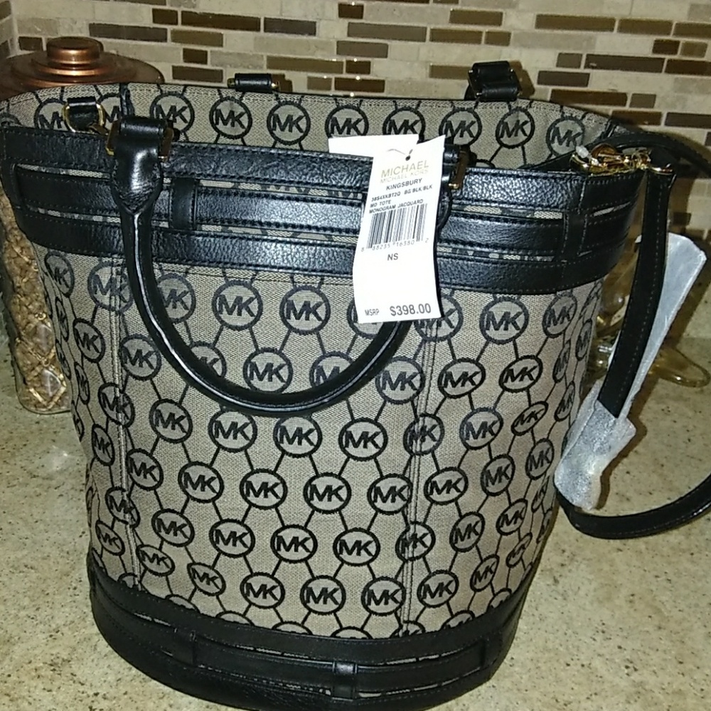 Michael Kors Kingsbury Bucket Bag